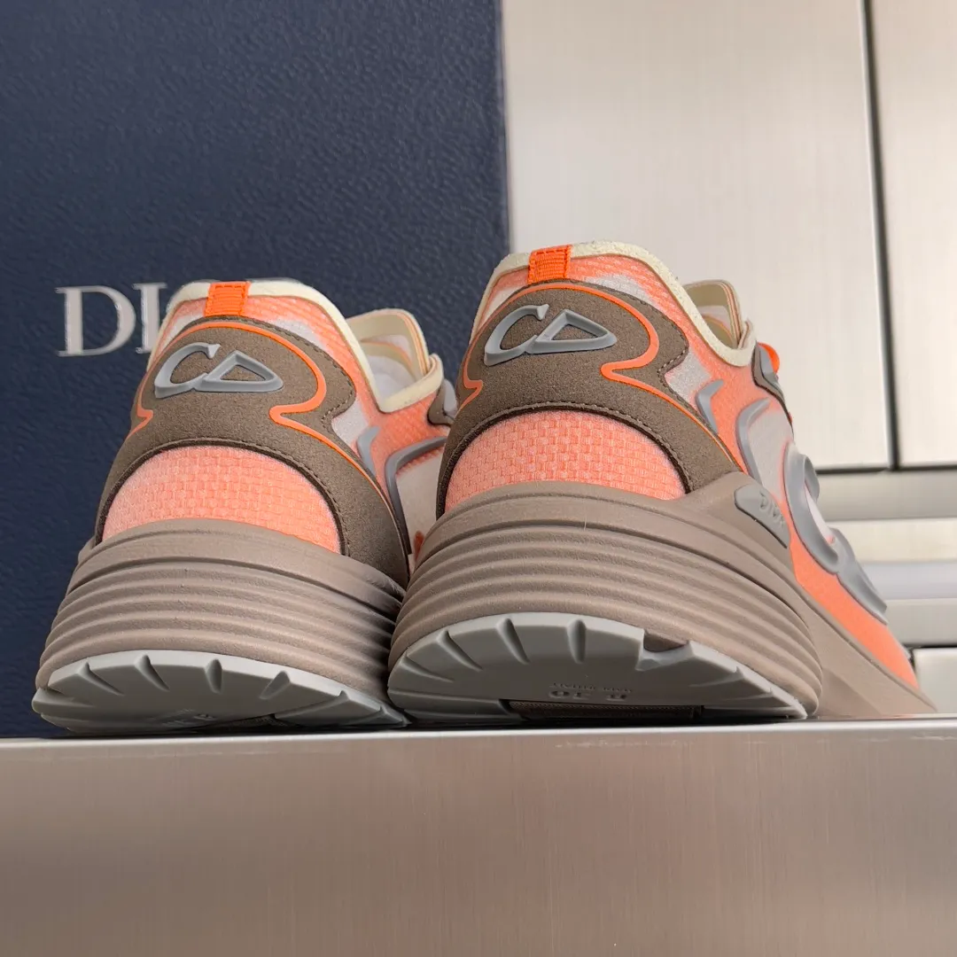 [DIOR] P: 560💰 Men's 39-44 (customized at 45.46) Dior Dior B30 series Countdown technology sneakers casual dad shoes This B30 Countdown technology sneaker is a new product in the 2026 spring men's wear series. The sports silhouette combines high-end logos and technological performance, making it unique. Lightweight and comfortable, it's inspired by modern running and crafted from materials like white and gray N30 nylon, a breathable technical fabric with multiple layers of translucence. Decorated with navy blue injection molded rubber panels and a graphic reinterpretation of the CD30 logo to enhance the style. Rubber Dior B30 and CD30 logos on the tongue and backside. The textured-effect sole is made from elastic rubber and foam and features classic details for ideal comfort. Can be matched with sportswear and casual outfits to create a sophisticated look. Exquisite packaging at the delivery counter 🛍📦 ▪️Fabric: original customized technical fabric + mesh ▪️Inner lining: customized breathable lining ▪️Outsole: original molded IP foam + TPU outsole ▪️Insole thickness: 3.5CM